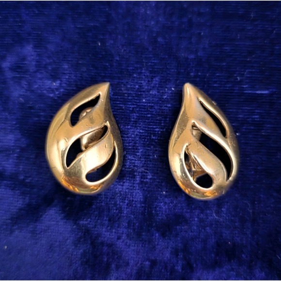 MONET Signed Polished Gold Tone Clip On Earrings 80's Design Vtg Clip-on - Picture 1 of 9